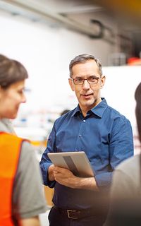 A manager instructing staff about health and safety