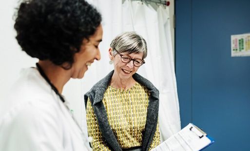 A female patient talks to her doctor